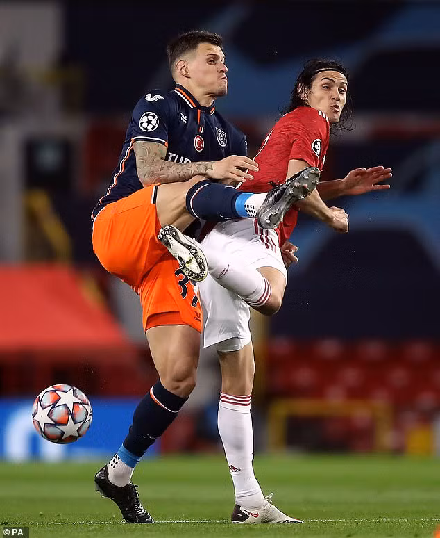 Cavani không ghi bàn nhưng anh đã có một trận đấu xuất sắc ghi giúp các đồng đội lập công.