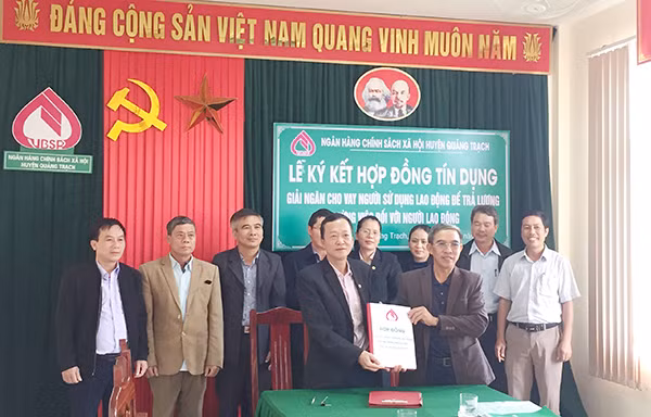 NHCSXH tỉnh Quảng Bình ký hợp đồng giải ngân theo Quyết định 32.
