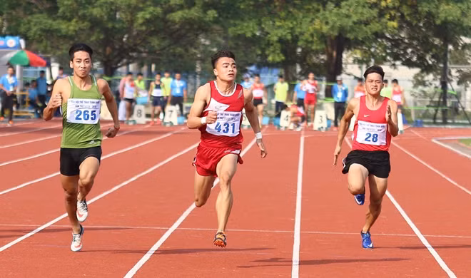 Ngần Ngọc Nghĩa (431) về đích trên đường chạy 100m nam.