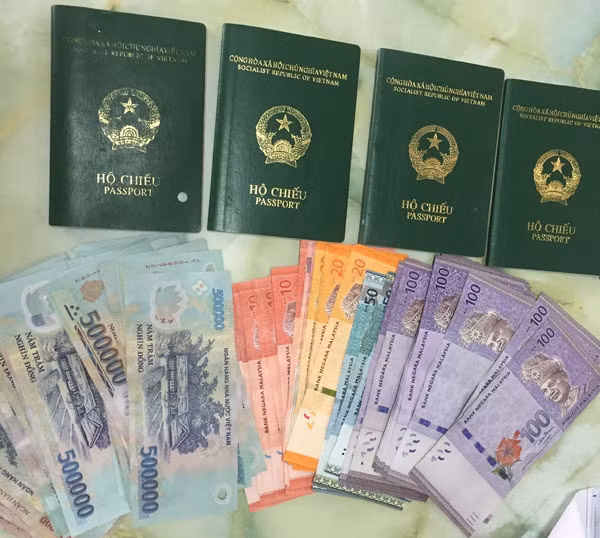 Passport mà Nhàn làm sẵn chờ ngày đưa các cô gái sang Malaysia. Passport mà Nhàn làm sẵn chờ ngày đưa các cô gái sang Malaysia.