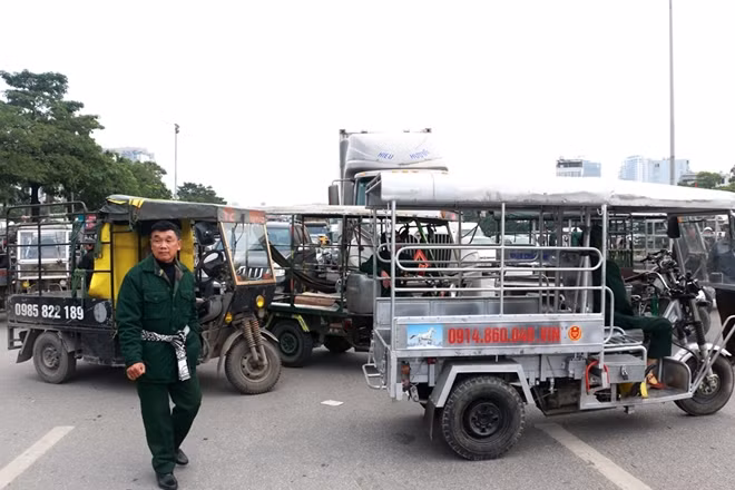 Sự tiếp tục "đi xa hơn" khi có nhiều tài xế xe ba bánh đưa phượng tiện "tràn xuống lòng đường" như một hành động phản đối.