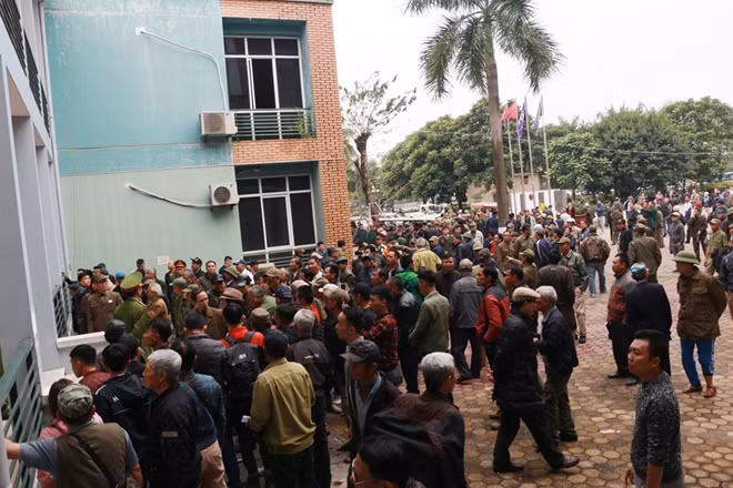 Những người này tỏ ra khá bức xúc trước cách bán vé của VFF cho trận đấu ngày 15-12 tới.
