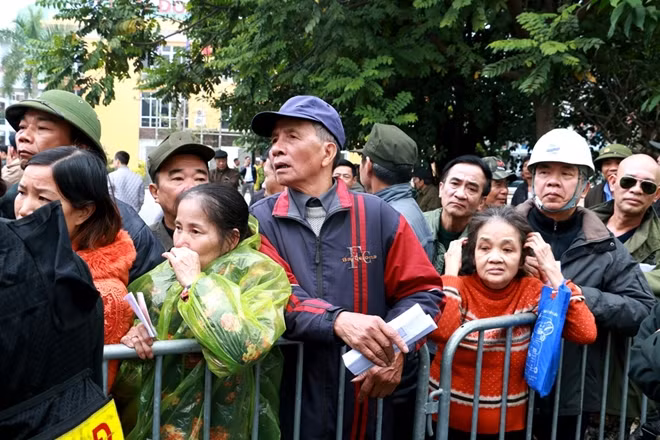 Theo công bố của VFF thì mệnh giá vé cao nhất là 600.000 đồng một vé tại khán đài A. Những thương binh này khi đi lấy vé sẽ phải tiếp tục mang giấy chứng nhận và bản sao photo chứng minh thư.