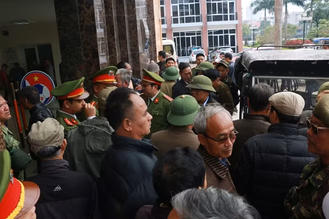 Một số người với thái độ "bức xúc"đã tràn vào tòa nhà chính của trụ sở VFF.