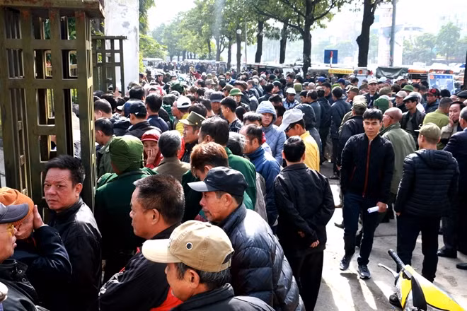 Đám đông người dân chờ đợi bên ngoài trụ sở VFF vào sáng nay (10-12).