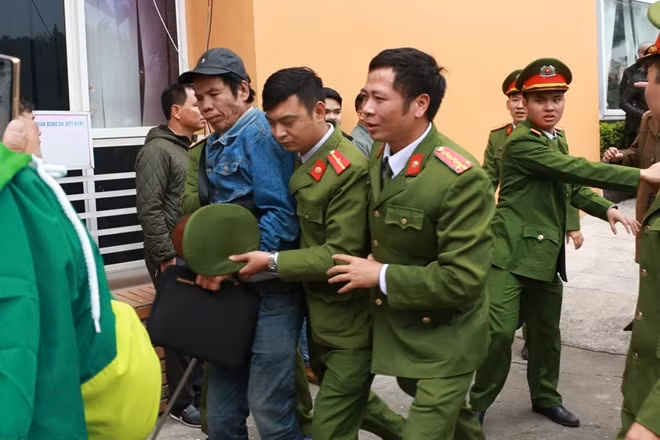 ... thậm chí có sự xô sát nhỏ khiến lực lượng công an buộc phải can thiệp.