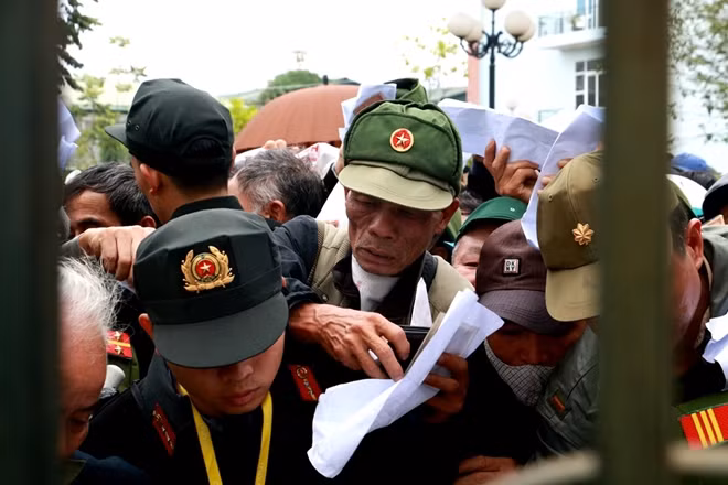Càng gần đến bàn đặt suất ưu tiên thì cảnh chen lấn, xô đẩy càng hay diễn ra...