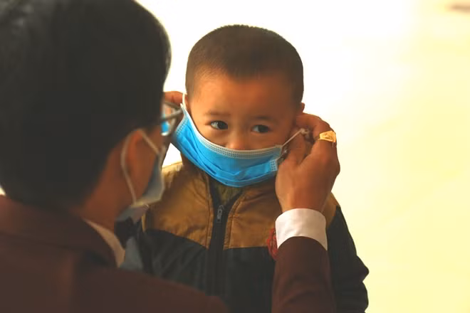 Việc đeo khẩu trang hiện nay là yêu cầu gần như bắt buộc trong bối cảnh dịch bệnh viêm đường hô hấp do chủng mới của virus Corona gây ra đang có diễn biến phức tạp.