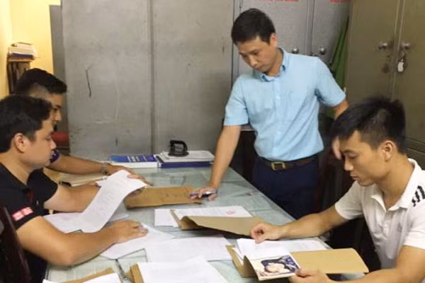 Trung tá Giang (áo xanh) họp bàn kế hoạch phá án.