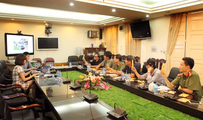 Thiếu tướng Phạm Văn Miên cùng Ban giám khảo tại buổi chấm chung khảo thi ảnh Vì bình yên cuộc sống.