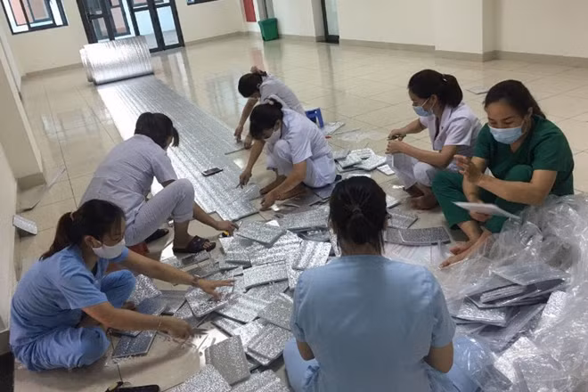 Hành lang tầng 12 Khoa Chống nhiễm khuẩn của Bệnh viện Y học cổ truyền được trưng dụng thành địa điểm tập trung cắt xốp cách nhiệt.