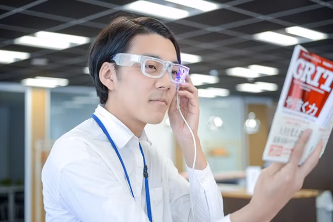 Người dùng kính chỉ cần lướt nhìn văn bản hay hình ảnh là chuyển tải thành giọng nói.