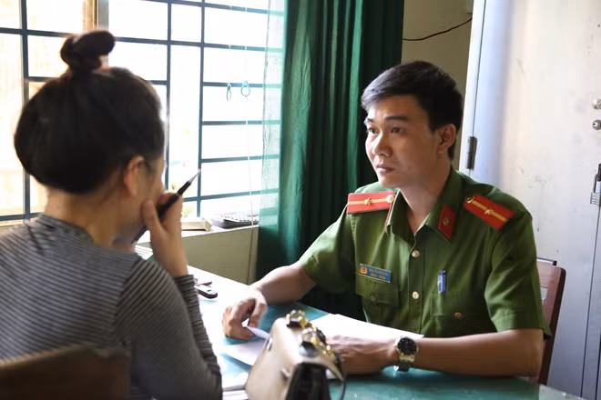 Thiếu úy Nguyễn Văn Minh trong một buổi làm việc.