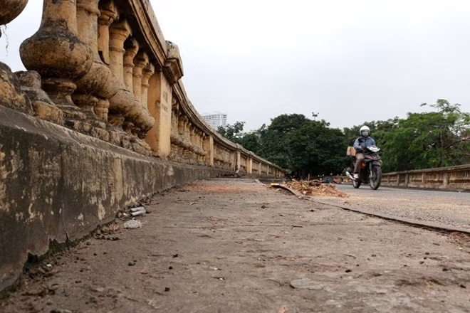Cầu Long Biên là tuyến giao thông quan trọng của người dân Thủ Đô.