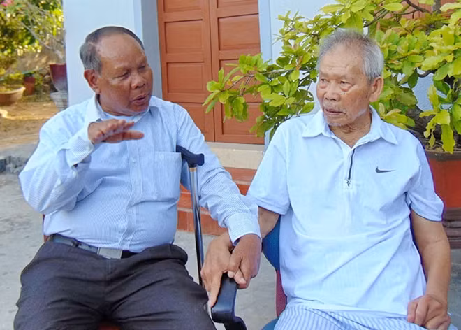 Ông Nahria Ya Duck từ Lâm Đồng xuống Phú Yên thăm Đại tá Vũ Linh.
