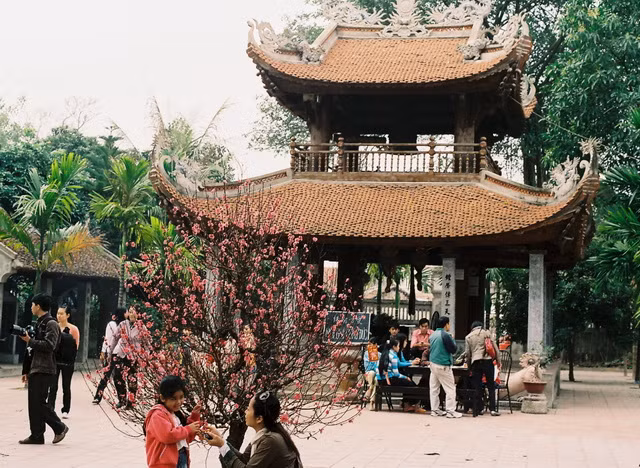 Đi lễ chùa ngày xuân là một tục lệ đẹp của người dân.