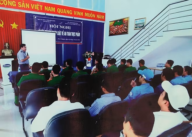 Công an Bình Dương tuyên truyền nâng cao hiểu biết pháp luật cho công nhân.