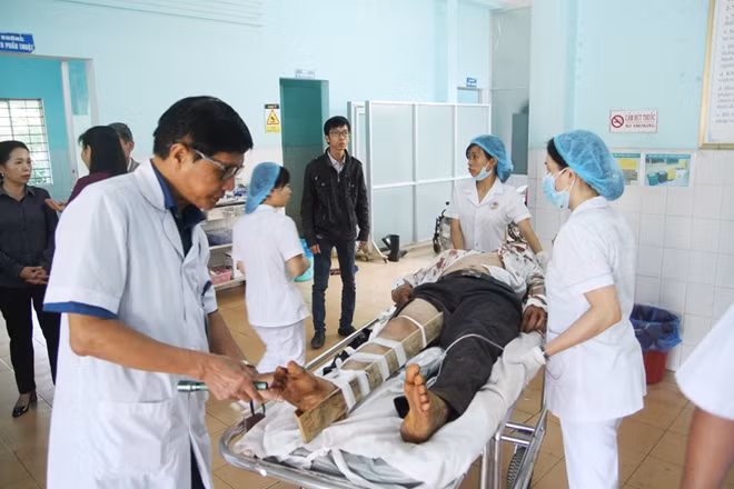 Một nạn nhân bị thương đang được cứu chữa tại bệnh viện.