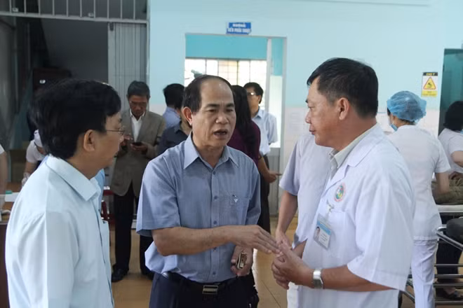 Ông Võ Ngọc Thành - Chủ tịch UBND tỉnh Gia Lai chỉ đạo bệnh viện dồn mọi nhân lực, y bác sĩ để cứu chữa cho các nạn nhân.