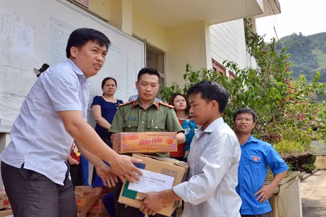 Những suất quà được đoàn tình nguyện trao cho những gia đình có hoàn cảnh khó khăn trên địa bàn.