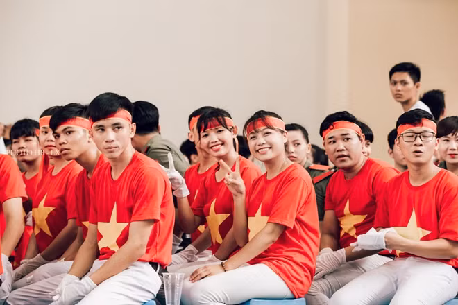 Liên hoan dân vũ với sự góp mặt của gần 500 đoàn viên là sinh viên đến từ các đội thi trường CAND khu vực phía Nam.