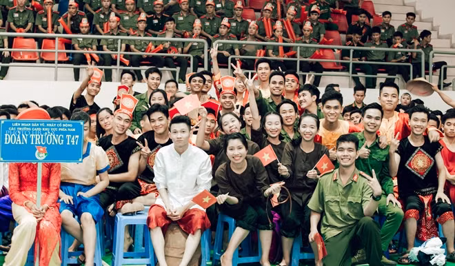Liên hoan dân vũ với sự góp mặt của gần 500 đoàn viên là sinh viên đến từ các đội thi trường CAND khu vực phía Nam.