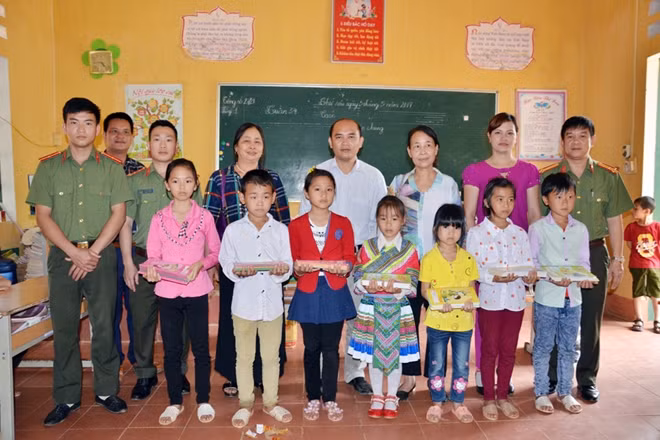 Đoàn tình nguyện tặng nhiều phần quà có ý nghĩa cho các em học sinh.