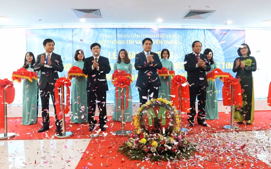 Bộ trưởng Bộ TT&TT Trương Minh Tuấn, Chủ tịch UBND TP.Hà Nội Nguyễn Đức Chung và các đại biểu cắt băng khai trương Vườn ươm doanh nghiệp CNTT đổi mới sáng tạo Bộ trưởng Bộ TT&TT Trương Minh Tuấn, Chủ tịch UBND TP.Hà Nội Nguyễn Đức Chung và các đại biểu cắt băng khai trương Vườn ươm doanh nghiệp CNTT đổi mới sáng tạo