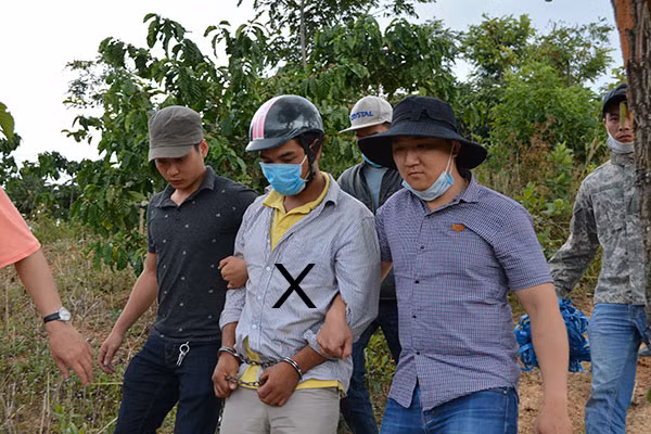 Đối tượng Trần Quốc Vũ (X) bị dẫn giải tới nơi chôn giấu xác nạn nhân.