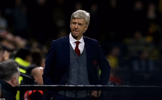 Sóng gió đang chờ HLV Wenger ở phía trước.