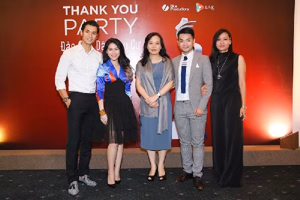 Đạo diễn Hồng Ánh cùng lãnh đạo Cục Điện ảnh và dàn diễn viên chính phim "Đảo của dân ngụ cư".
