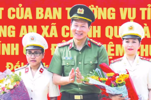 Đại tá Vũ Hồng Văn, Giám đốc Công an tỉnh Đắk Lắk tặng hoa, biểu dương các nữ Công an xung phong về đảm nhiệm chức danh Công an xã.