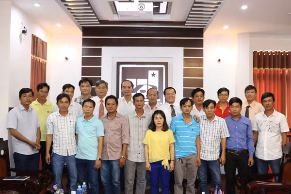 Ảnh lưu niệm giữa lãnh đạo Sao Mai Group với các hộ nuôi liên kết.