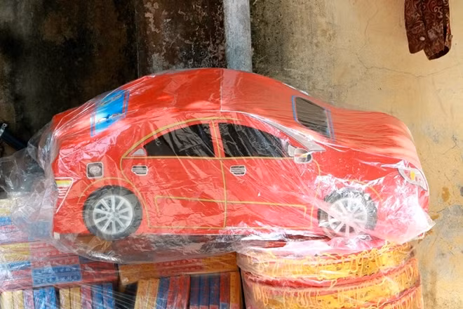 Nắm bắt nhu cầu thị trường và tâm lý "trần sao âm vậy" của khách mua, ngoài các sản phẩm "truyền thống" giờ đây làng Phúc Am còn làm ra cả mô hình xe hơi, nhà lầu...