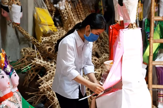 Sau đó người thợ mới dán giấy bồi, trang trí...