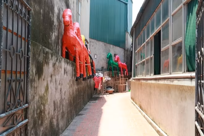 Không khó để bắt gặp những sản phẩm chuyên phục vụ cho " người cõi âm" trên các con đường trong làng.