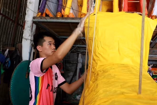 Công việc đòi hỏi sự tỷ mỷ nên không phải ai cũng làm được. Mức thu nhập từ 50.000đ/ngày (với người mới học việc) đến 100.000đ với những ai đã lành nghề không quá cao song so với nông nghiệp thì cũng là một kế sinh nhai "dễ chịu"...