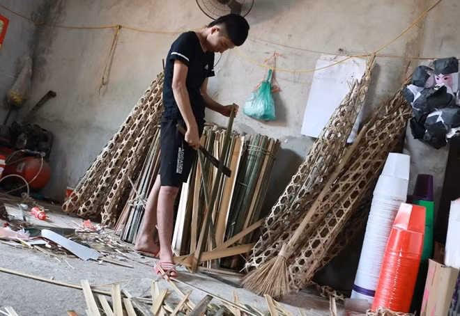 Để làm ra một hình nộm phải trải qua rất nhiều công đoạn mà công việc đầu tiên là tạo dáng từ khuôn tre. Nhiều hộ trong làng đã phải đi mua tre từ cả tháng trước.