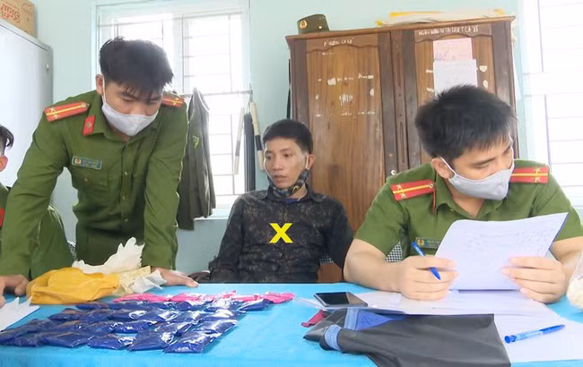 Đối tượng Vi Văn Pàng vận chuyển gần 6.000 viên ma tuý tổng hợp đi tiêu thụ, bị Công an huyện Bá Thước (Thanh Hóa) phát hiện, bắt giữ ngày 19-4.