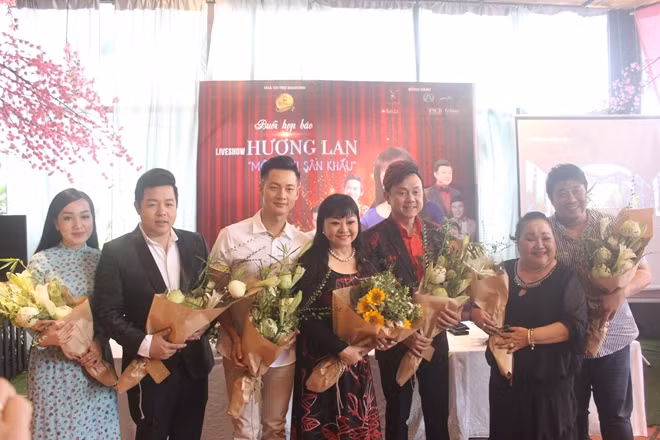 Nghệ sĩ Hương Lan tặng hoa các nghệ sĩ tham gia chương trình.