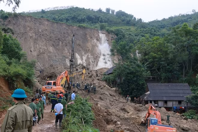 Công an huyện Tân Lạc cùng các đơn vị chức năng tích cực tìm kiếm cứu nạn các nạn nhân trong vụ sạt lở đất ở xã Phú Cường.