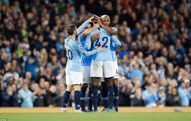 Trong khi đó ManCity tiếp tục thắng tưng bừng lập kỷ lục. Ảnh: PA.