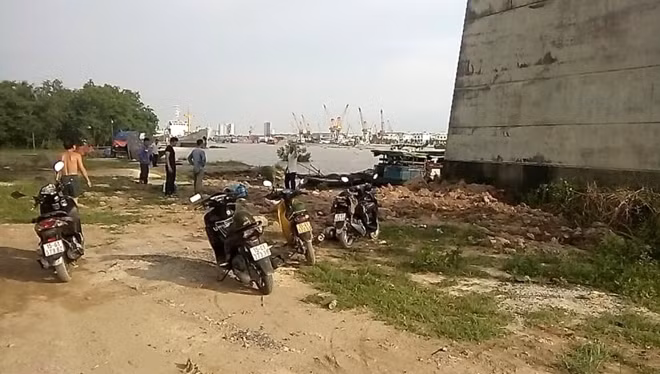 Thi thể nạn nhân nhảy cầu Bính được tìm thấy cách hiện trường không xa.