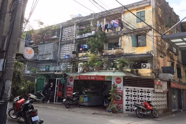 Những chung cư cũ nát cần phải xây dựng lại.