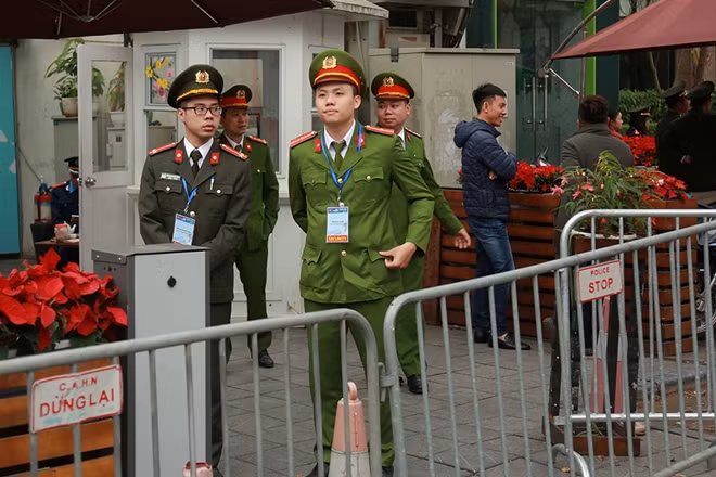 Các lớp hàng rào cũng đã được dựng lên nhằm bảo vệ an ninh tuyệt đối cho khu vực này.