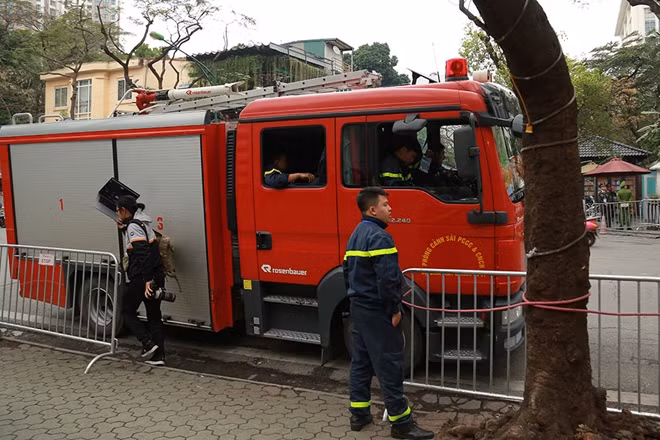 Một xe chữa cháy chuyên dụng của Cảnh sát PCCC Hà Nội cũng được điều đến túc trực bên ngoài khách sạn Melia.