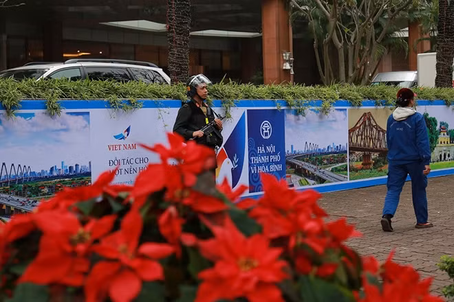 Khu vực bên ngoài khách sạn Melia hiện đã được trang hoàng sẵn sàng phục vụ cho hội nghị Thượng đỉnh Mỹ-Triều sắp tới.