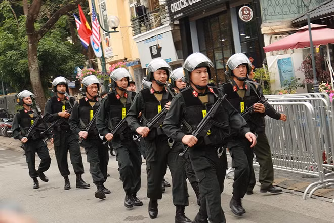 Chiều nay (25-2), lực lượng cảnh sát cơ động đã tăng cường thêm lực lượng đứng chốt gác bên ngoài khách san Melia, Hà Nội.