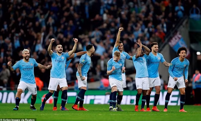 Các cầu thủ ManCity ăn mừng sau cú sút thành công của Sterling ấn định chiến thắng 4-3 trong loạt sút luân lưu.