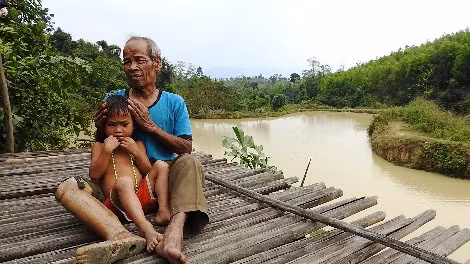 Ông Mơ và cháu Hồ Dừa (4 tuổi, mồ côi cha mẹ) được ông quan tâm, chăm sóc.